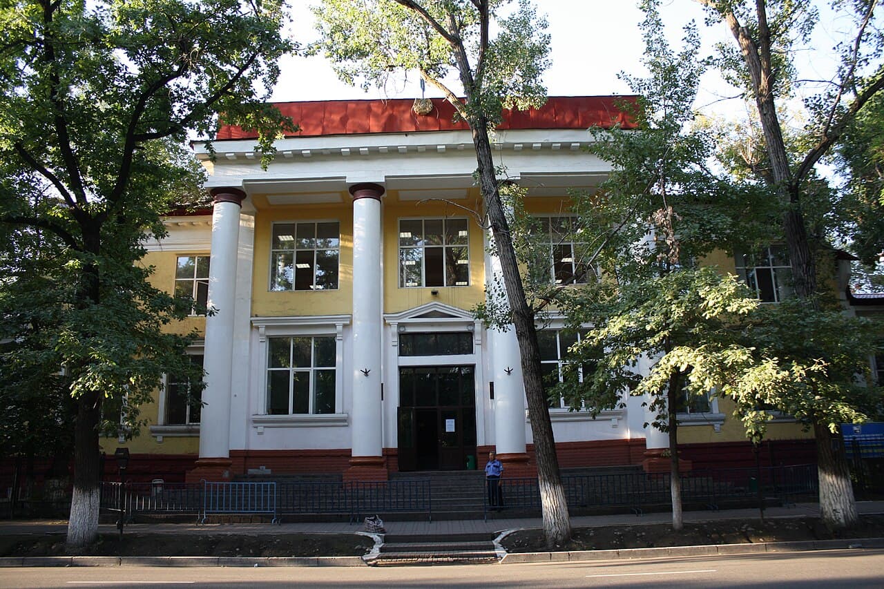 Abai Üniversitesi Kazybek Bi Caddesi akademik binası