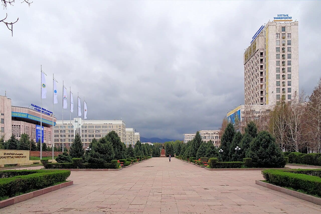 Al-Farabi Kazakh National University campus — kampüs görünümü 2