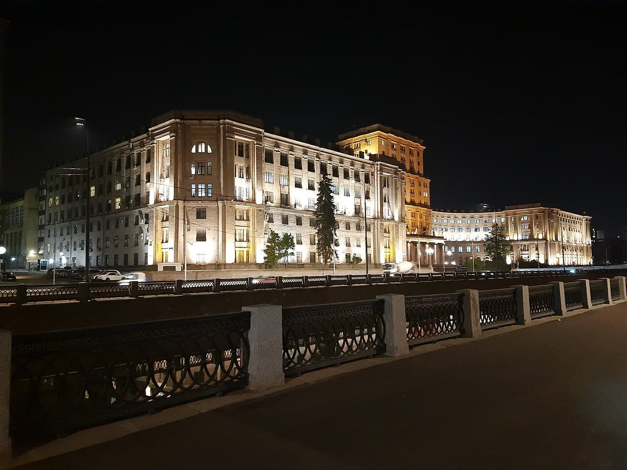 Bauman Moscow State Technical University building — kampüs görünümü 3