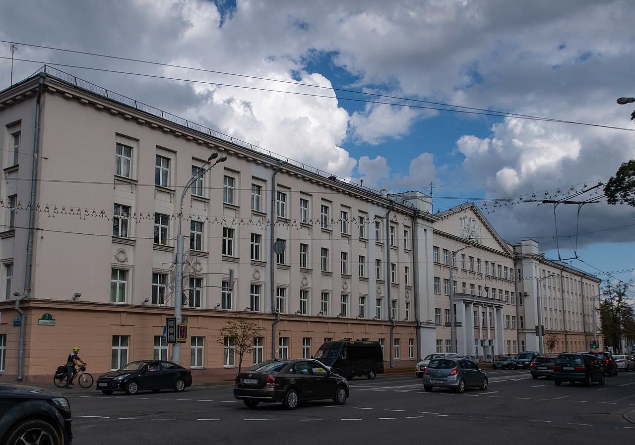 Belarus State Economic University building — kampüs görünümü 3