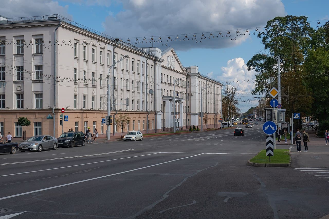 Belarus State Economic University building — kampüs görünümü 2