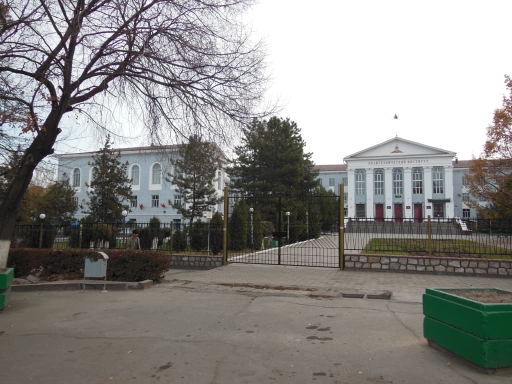 Kyrgyz State Technical University building — kampüs görünümü 3