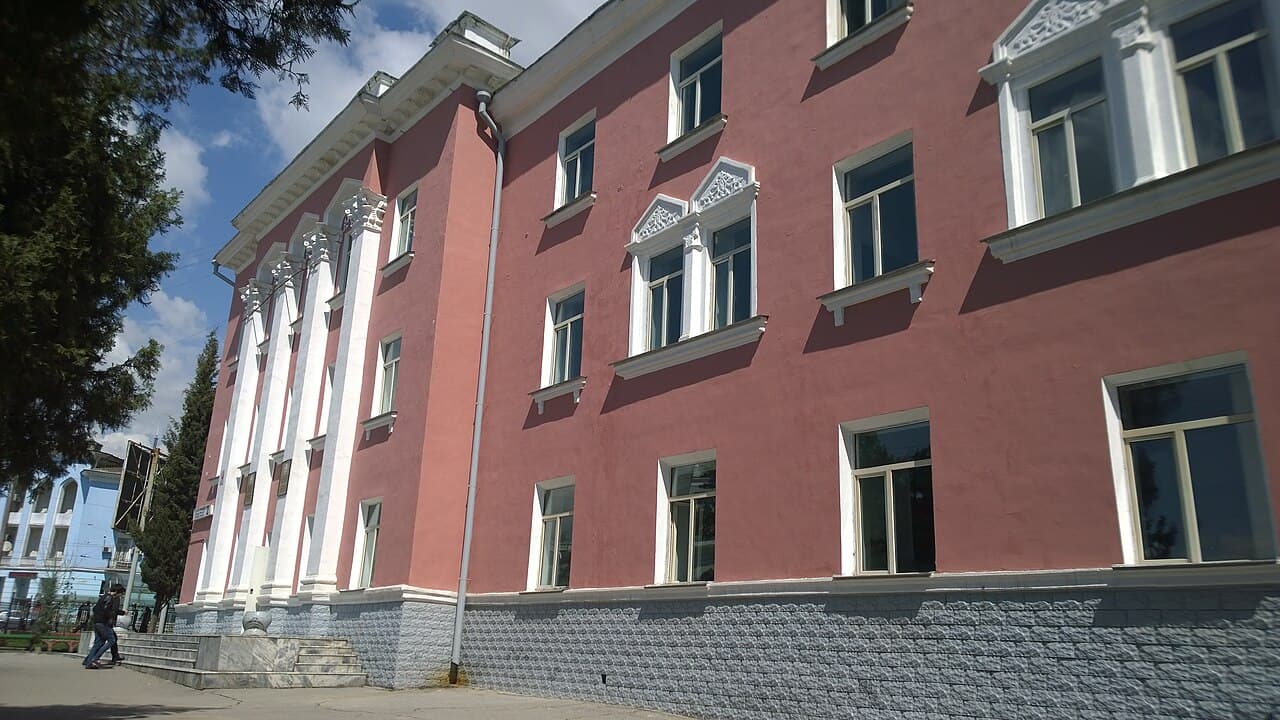Tajik National University building — kampüs görünümü 2