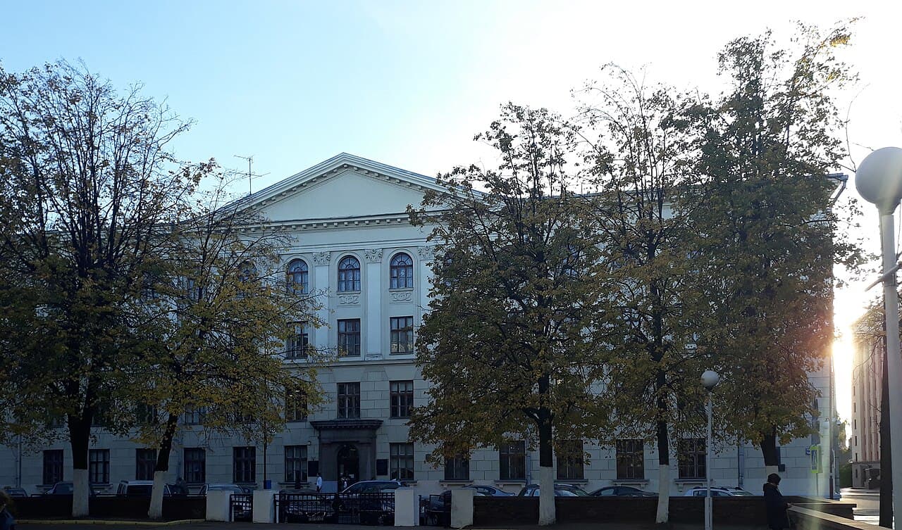 Belarusian State University building Minsk — kampüs görünümü 2