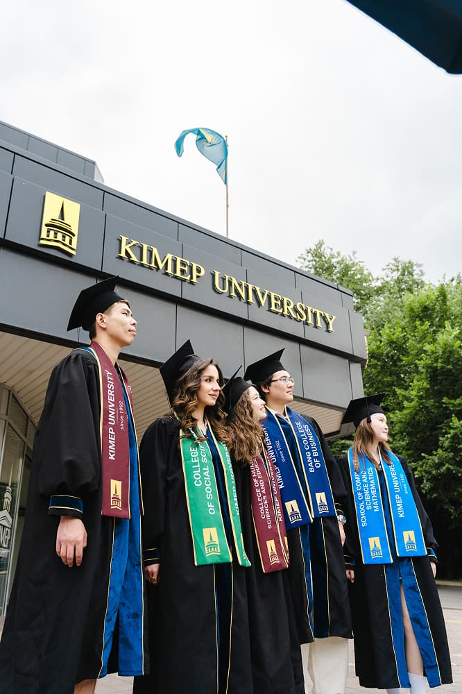 KIMEP University Almatı kampüs girişi ve öğrenciler