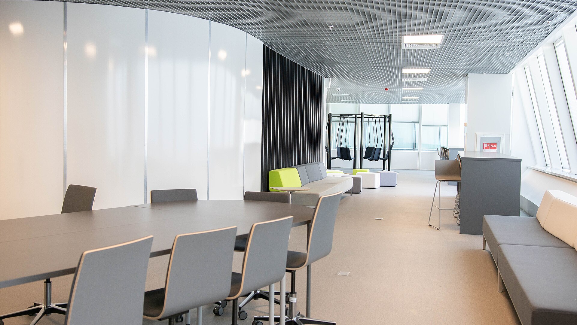 Astana IT University kampüsündeki çalışma alanı