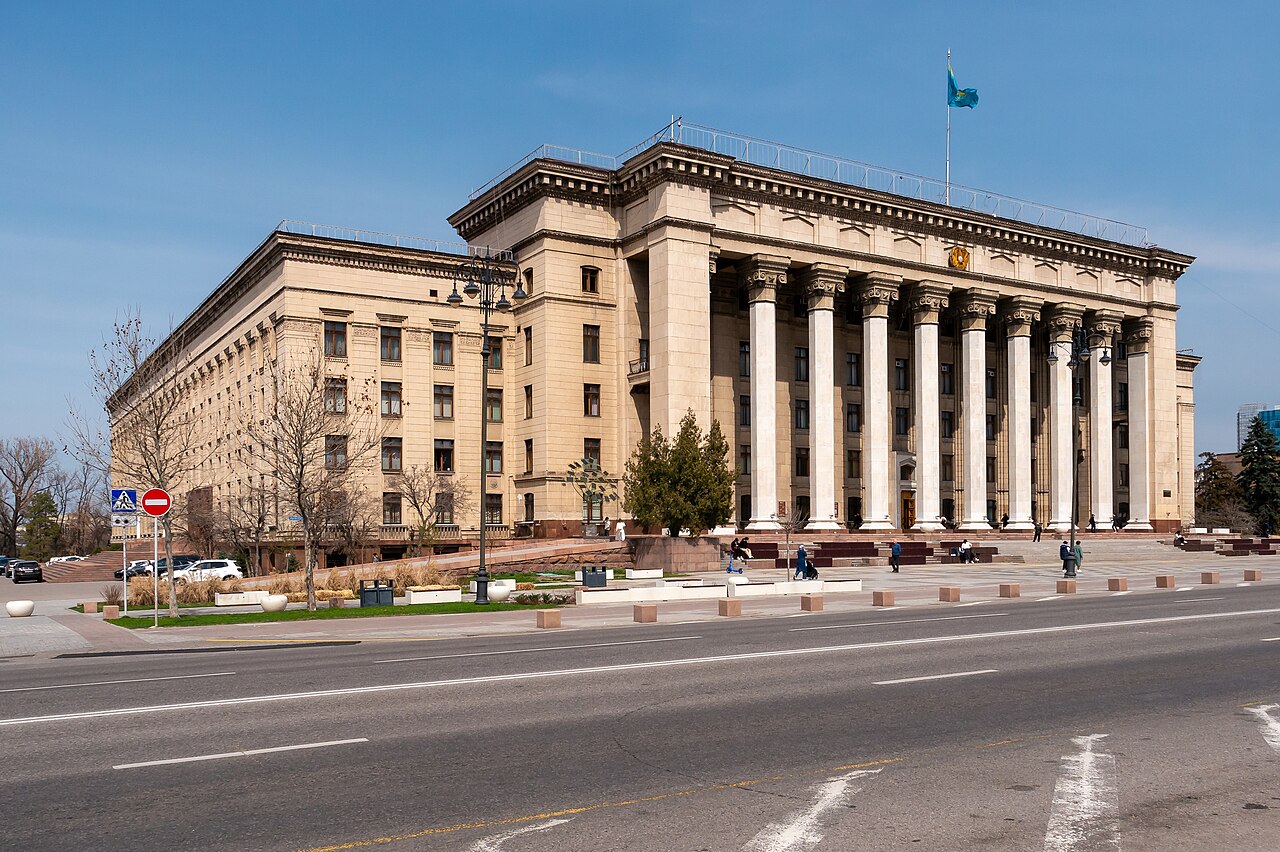 Kazakh-British Technical University building — kampüs görünümü 2
