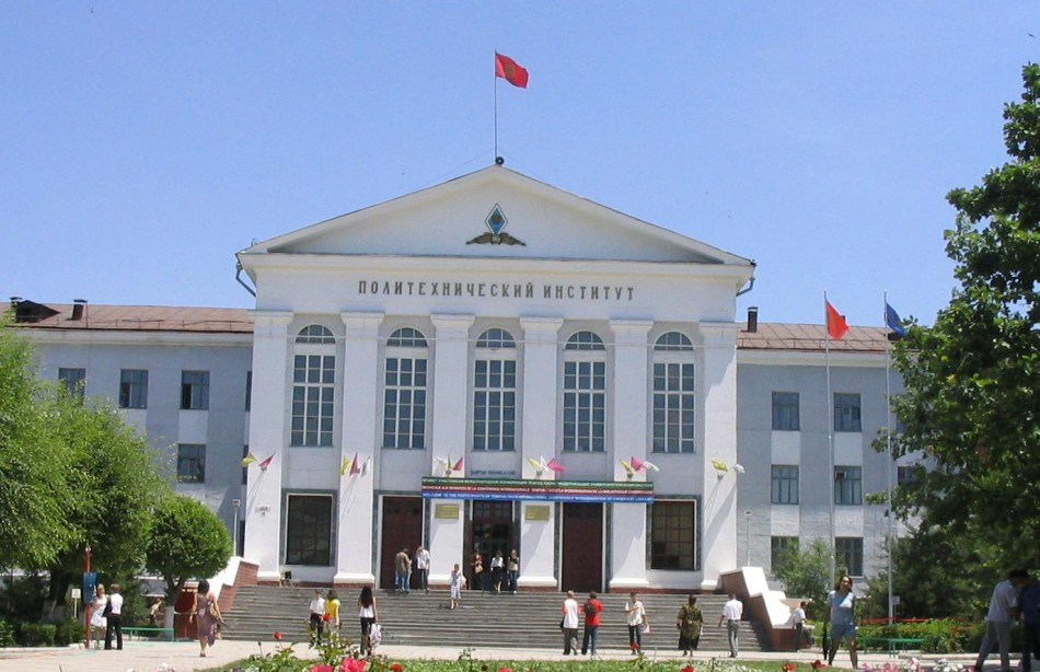 Kyrgyz State Technical University building — kampüs görünümü 2