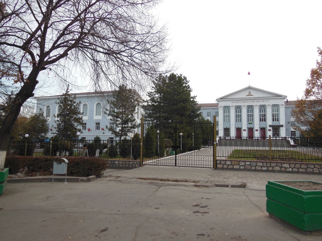 Kyrgyz State Technical University building — kampüs görünümü 3